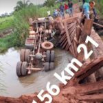 Castanheiras – Caminhão de Leite cai e tomba dentro de rio na linha 156