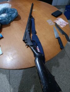 Armas e drogas são apreendidas em operação policial em Rondônia