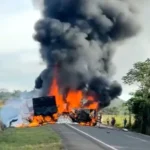 Grave acidente entre carretas termina em explosão e incêndio na BR-364 em Rondônia
