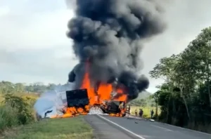 Grave acidente entre carretas termina em explosão e incêndio na BR-364 em Rondônia