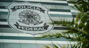 Senador Flávio Bolsonaro apresenta defesa escrita e falta a depoimento na Polícia Federal em inquérito por calúnia