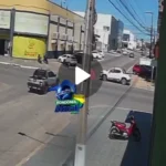 Vídeos mostram em diferentes ângulos grave acidente que deixou motociclista com fratura exposta em Ji-Paraná