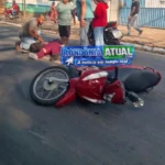 Distração ao cumprimentar irmão termina em forte batida de motociclista contra carro em Ji-Paraná