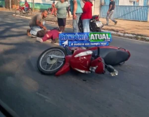 Distração ao cumprimentar irmão termina em forte batida de motociclista contra carro em Ji-Paraná