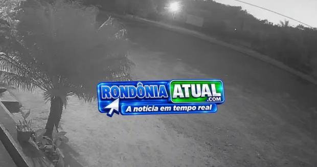 🚨 BR-364: FOTO MOSTRA MOMENTO EM QUE CARRETA E FIAT TORO COLIDEM DE FRENTE E DEIXA VEÍCULO ESTRAÇALHADO E PESSOAS MORTAS ENTRE OURO PRETO E JI-PARANÁ
