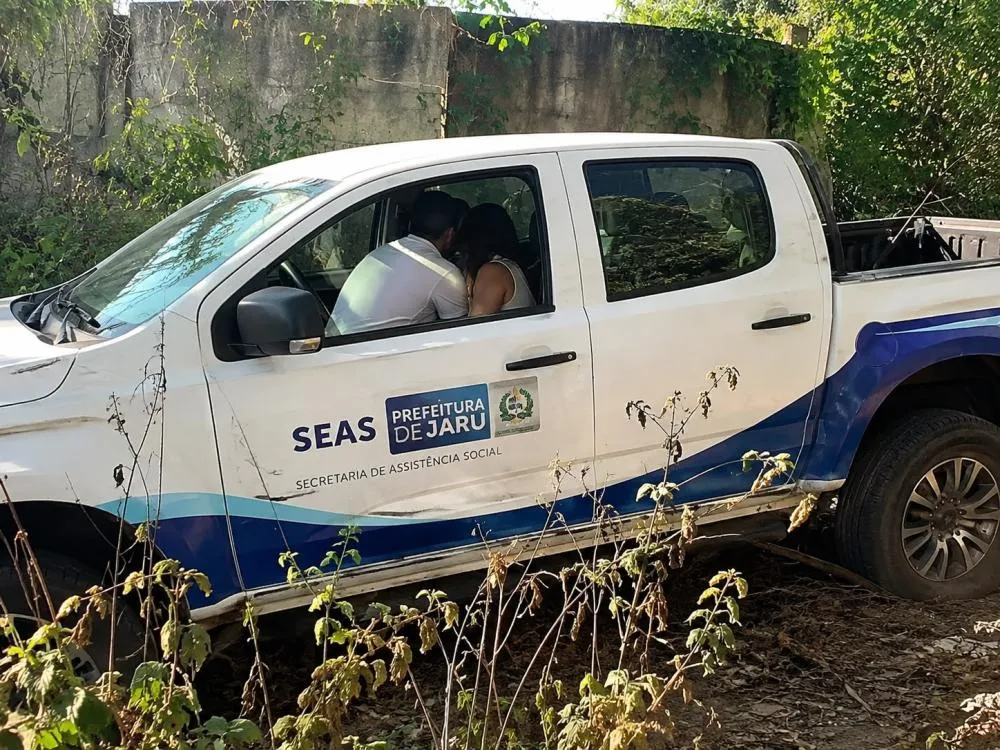 Servidores da Prefeitura de Jaru são encontrados em situação íntima dentro de veículo oficial