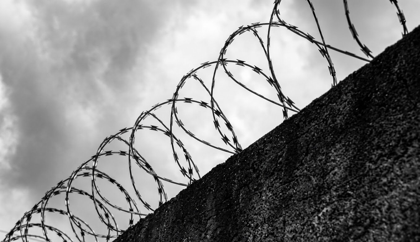 37 DETENTOS MORREM APÓS SEREM CONFINADOS EM CELA SUPERLOTADA
