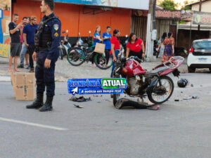 Quase não sobrou nada de motocicleta que colidiu contra caminhonete que invadiu preferencial na Av. Brasil com T-8, em Ji-Paraná