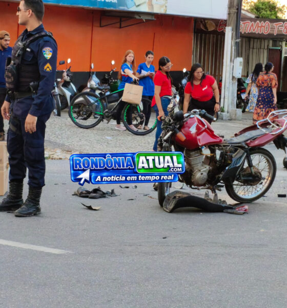 Quase não sobrou nada de motocicleta que colidiu contra caminhonete que invadiu preferencial na Av. Brasil com T-8, em Ji-Paraná
