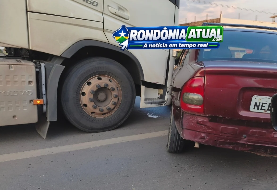 Acidente entre carreta e carro de passeio deixa trânsito lento na Br-364, em Ji-Paraná 