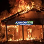 🔥 FOGO MISTERIOSO DESTRÓI IMÓVEL NO BELA VISTA E LEVANTA SUSPEITA DE INCÊNDIO CRIMINOSO EM JI-PARANÁ
