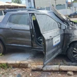 Veículo da Secretaria de Educação de Castanheiras pega fogo em Rolim de Moura