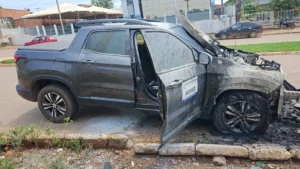 Veículo da Secretaria de Educação de Castanheiras pega fogo em Rolim de Moura