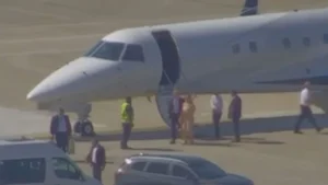 AMIGOS DO PEITO: VÍDEO MOSTRA MORAES E ESPOSA DESEMBARCANDO DE JATINHO LIGADO A VORCARO