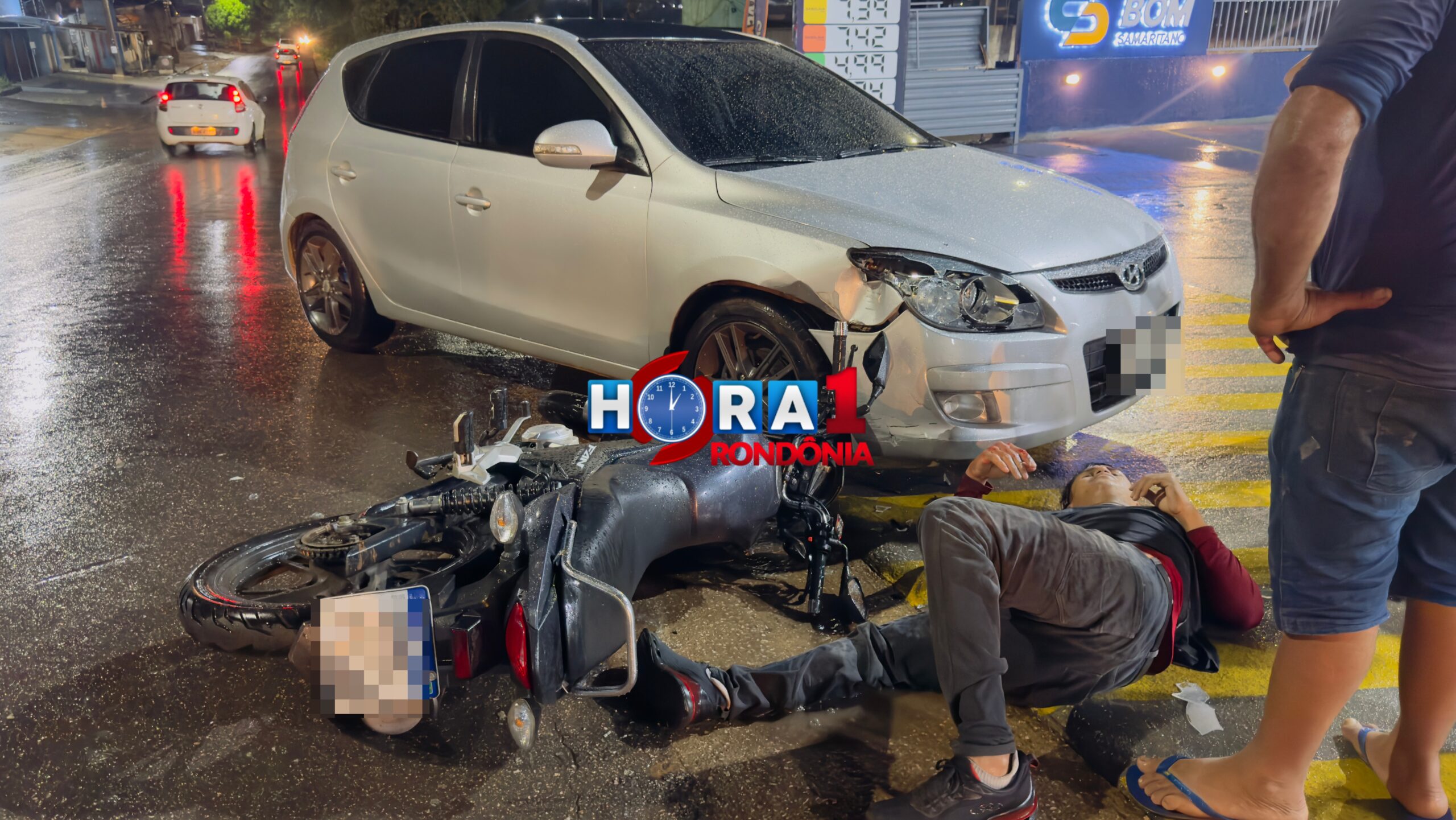 URGENTE: Motociclista sofre fratura na perna após derrapar em pista molhada e bater de frente com carro em Porto Velho